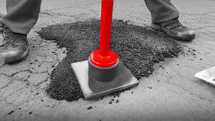 Schlagloch und Schlaglöcher entstanden durch Frostaufbrüchen - repariert mit Bitumen Kaltmischgut von BORNIT® Schlagloch und Schlaglöcher repariert mit Bitumen Kaltmischgut